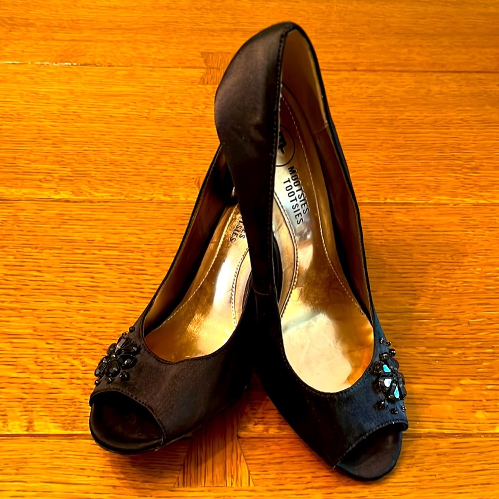 Mootsies Tootsies black satin dress shoes (size 8.5)